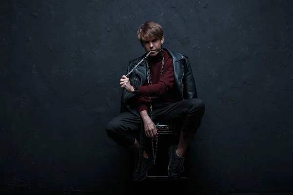 Homem Sexy Jovem Com Penteado Uma Jaqueta Vintage Burgundy Golf — Fotografia de Stock