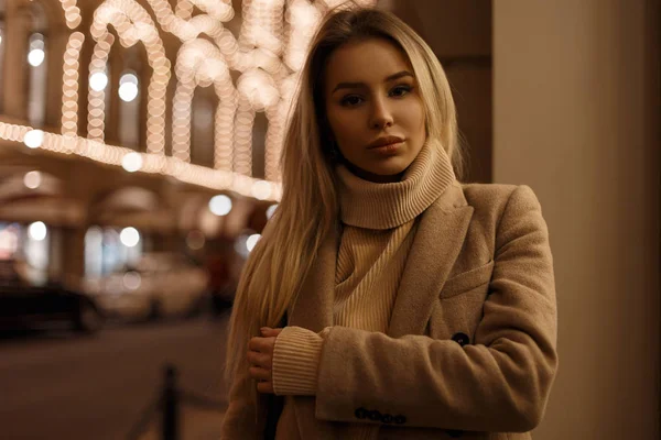 Retrato Una Hermosa Joven Linda Con Elegante Abrigo Otoño Caliente — Foto de Stock