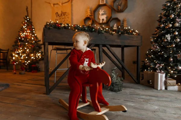 Petit Enfant Mignon Dans Une Peluche Rouge Noël Costume Mode — Photo