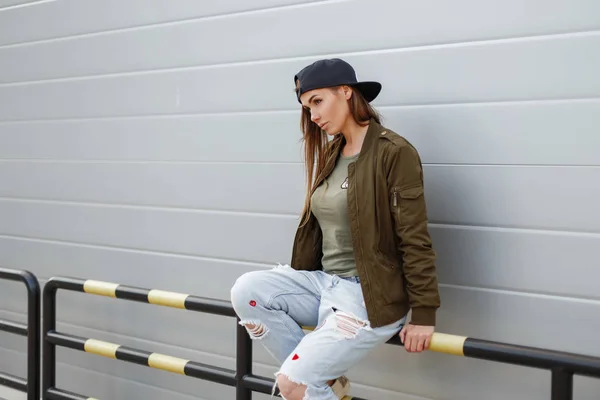 Hermosa Mujer Joven Con Estilo Gorro Béisbol Negro Con Estilo —  Fotos de Stock