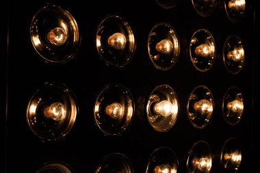 Vintage elektrik parlak altın akkor ampuller siyah bir zemin üzerine retro tarzı. Yakın çekim