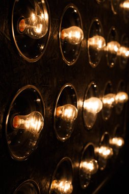 Elektrik parlak altın vintage akkor ampuller. Yakın çekim