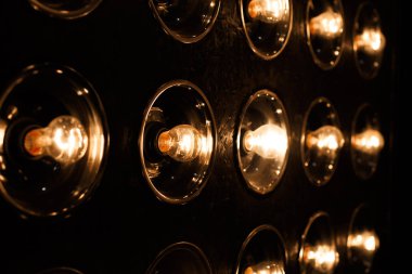 Vintage elektrik lambaları turuncu koyu arka plan üzerinde retro tarzı. İç parçası. Yakın çekim