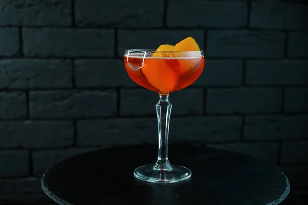 Delicioso Cocktail Martini Laranja Vermelho Com Vodka Tónico Fatias Pêssegos — Fotografia de Stock