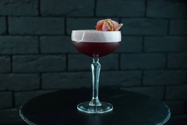 红莓双层美味的甜鸡尾酒与补品和伏特加与浆果利口酒泡沫站在一个桌子上的黑色背景 原汁原味的酒精鸡尾酒 周末在酒吧 — 图库照片