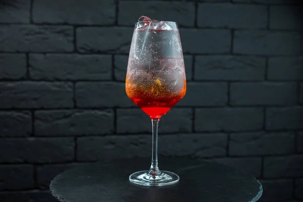 Gustoso Cocktail Dolce Con Tonico Vodka Con Sciroppo Ciliegie Pezzi — Foto Stock