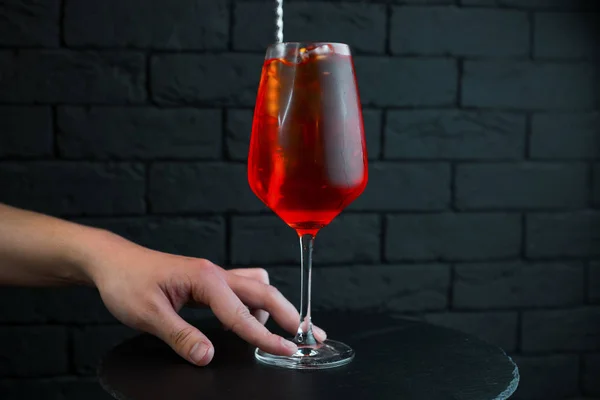 Barista Serve Gustoso Cocktail Mirtilli Rossi Elegante Bicchiere Con Aggiunta — Foto Stock