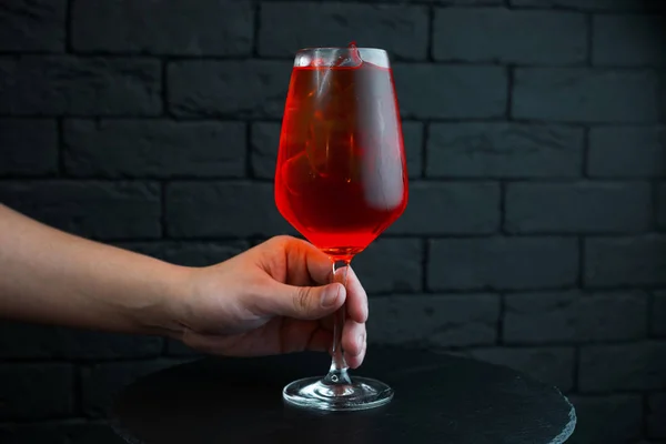 Barista Offre Delizioso Cocktail Ciliegie Dolci Bicchiere Elegante Con Aggiunta — Foto Stock