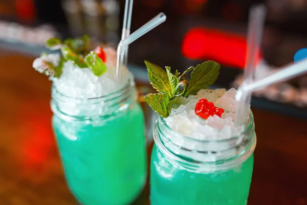 Deliziosi Cocktail Alcolici Blu Brillante Blue Lagoon Bicchiere Con Cubetti — Foto Stock