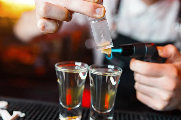 Camarero Haciendo Sabrosas Inyecciones Alcohol Pub Bar Con Quemador Profesional — Foto de Stock