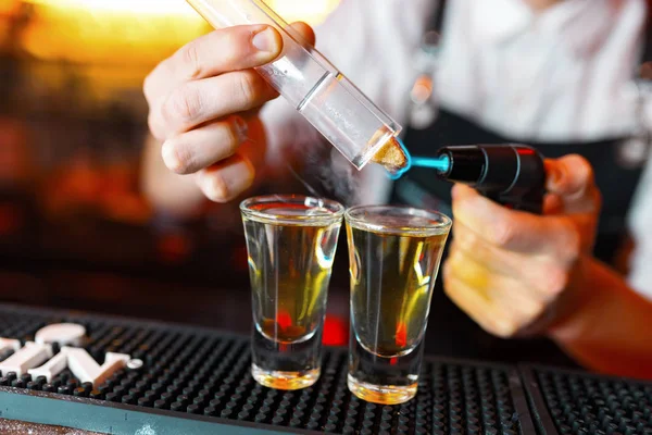 Barista Che Spara Alcolici Bollenti Bar Del Pub Con Fornello — Foto Stock
