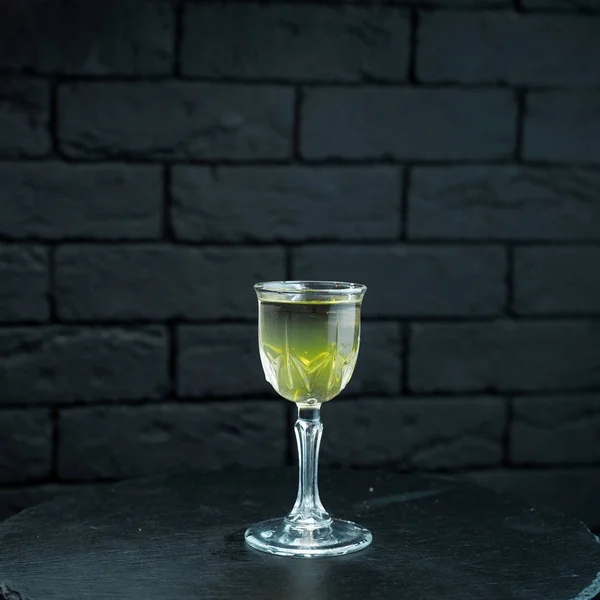 Sciroppo Frutta Dolce Giallo Verde Con Martini Vodka Trova Tavolo — Foto Stock