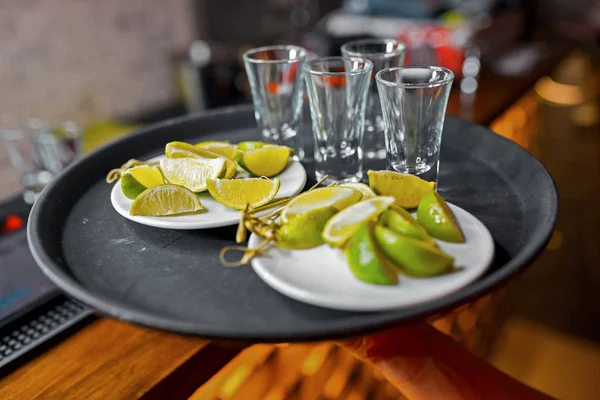 Barista Tiene Bicchieri Tequila Con Fette Lime Fresco Acido Sullo — Foto Stock