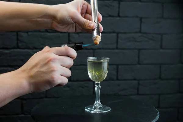 Uomo Barista Prepara Cocktail Alcolico Caldo Bar Tavolo Legno Nero — Foto Stock