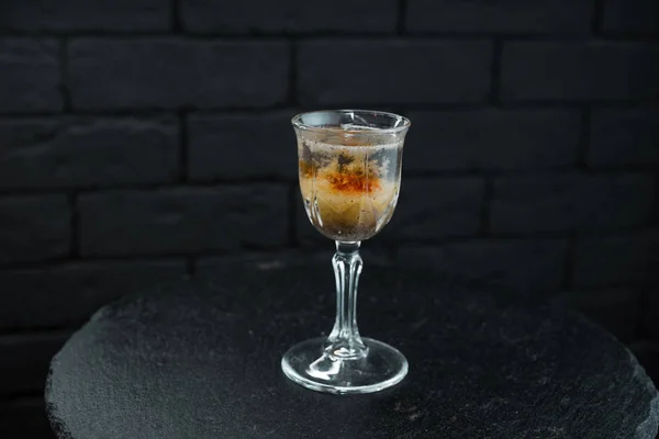 Uno Stupefacente Drink Alcolico Bicchiere Vintage Cristallo Con Vodka Rum — Foto Stock