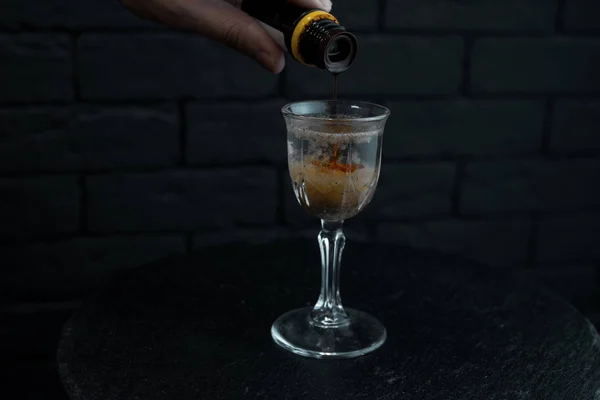 바텐더는 표시줄에 보드카와 테이블에 시럽으로 화이트 마티니에서 달콤한 음료를 만든다 — 스톡 사진