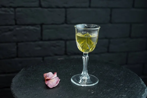 Vino Saporito Semi Dolce Bianco Bicchiere Sul Tavolo Decorato Con — Foto Stock