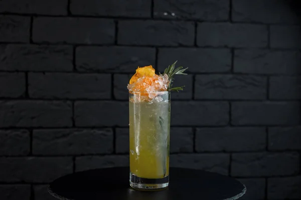菠萝清淡的酒精鸡尾酒在一个杯子与伏特加与白朗姆酒与椰子糖浆与冰片断装饰了黄色果子 现代美食的选择 — 图库照片