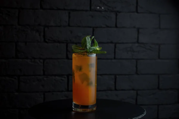 Delicioso Coquetel Alcoólico Laranja Com Cubos Gelo Com Suco Frutas — Fotografia de Stock