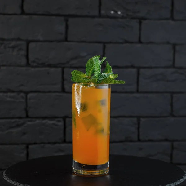 Cocktail Laranja Alcoólico Tropical Com Pedaços Gelo Com Suco Toranja — Fotografia de Stock
