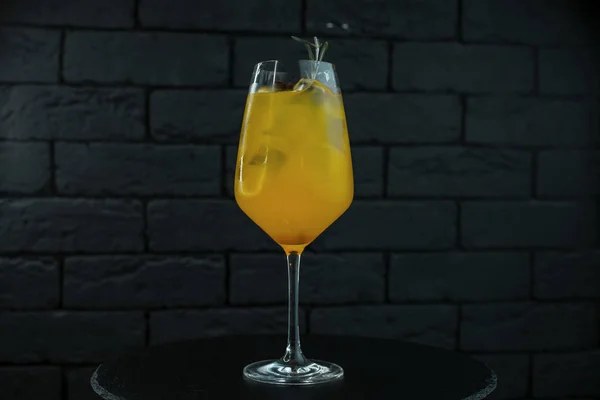 Cocktail Giallo Arancio Alcolico Dolce Frutto Con Cubetti Ghiaccio Con — Foto Stock