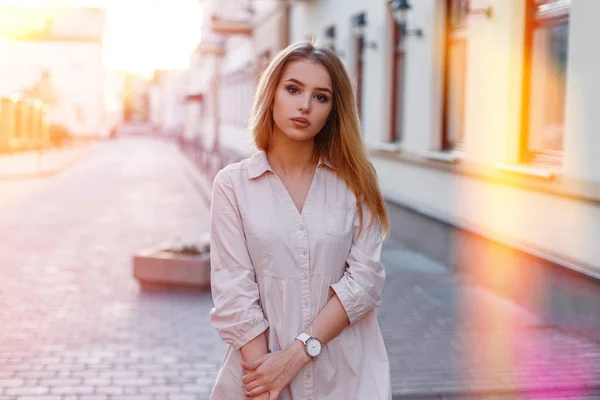 Jovem Encantadora Com Belos Olhos Maquiagem Natural Vestido Branco Verão — Fotografia de Stock