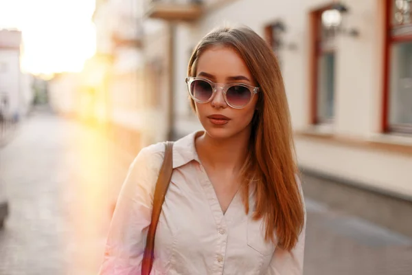 Mujer Hipster Joven Moda Gafas Sol Con Estilo Vestido Blanco —  Fotos de Stock