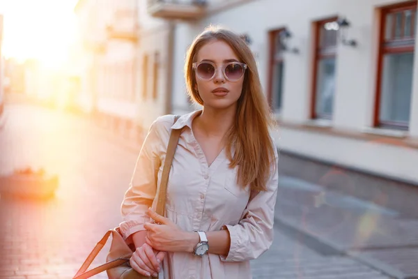 Mulher Hipster Jovem Elegante Óculos Sol Elegantes Vestido Branco Moda — Fotografia de Stock