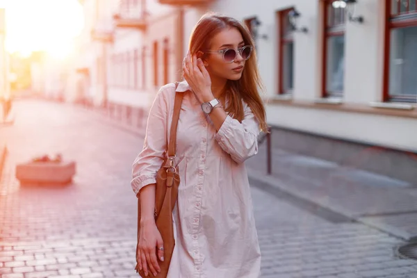 Modische Junge Hipsterfrau Mit Stylischer Sonnenbrille Trendigen Weißen Kleid Mit — Stockfoto