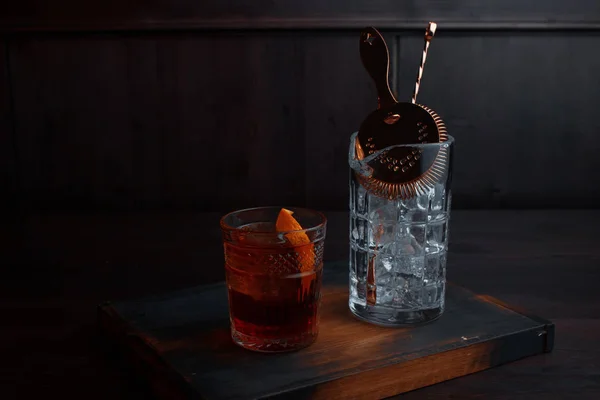 Starkes Bourbon Getränk Mit Einer Orangenscheibe Kristallglas Steht Auf Einem — Stockfoto