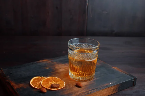 Increíble Whisky Escocés Dorado Vaso Cristal Decorado Con Rodajas Naranja — Foto de Stock