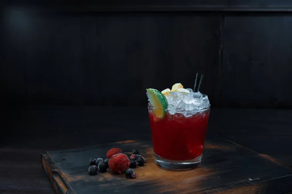 Coquetel Vermelho Alcoólico Doce Frutas Com Gelo Com Xarope Baga — Fotografia de Stock