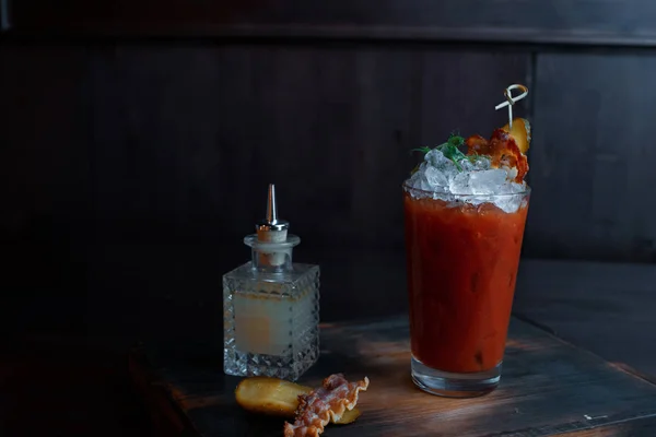 Sumo Tomate Com Gelo Decorado Com Ervas Pedaço Bacon Coquetel — Fotografia de Stock