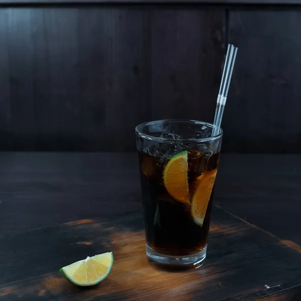 Cocktail Original Delicios Adăugarea Gheață Whisky Coca Cola Felii Var — Fotografie, imagine de stoc