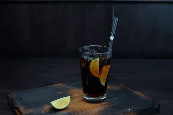 Whisky Con Cola Coca Con Hielo Rodajas Lima Fresca Sobre — Foto de Stock