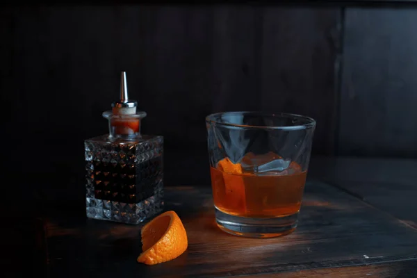 크리스탈 달콤한 알코올 크리스탈 테이블에 음료는 오렌지 조각으로 — 스톡 사진