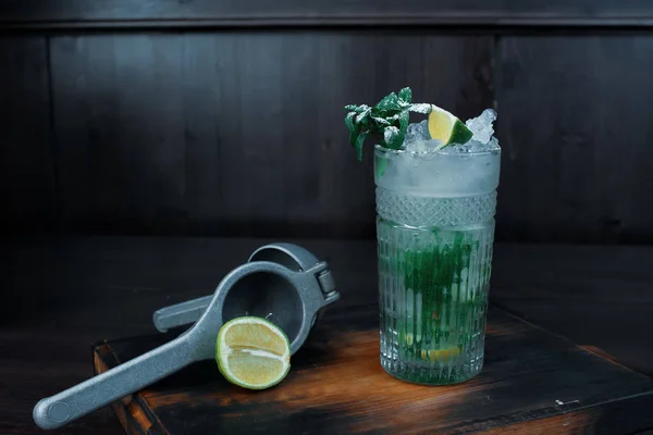 Cocktail Alcolico Mojito Con Ghiaccio Foglie Menta Fresca Con Fette — Foto Stock