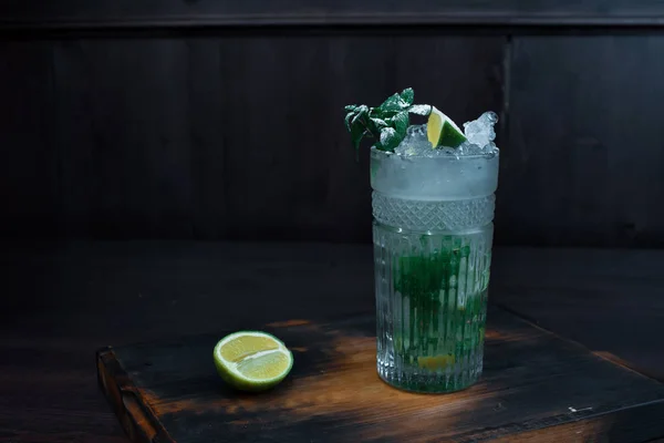 Köstliche Alkoholische Cocktail Mojito Stehen Auf Einem Vintage Brett Auf — Stockfoto