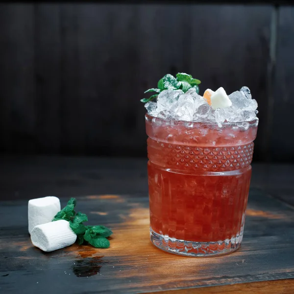 Auf Dem Braunen Holztisch Café Liegt Ein Süßer Roter Cocktail — Stockfoto