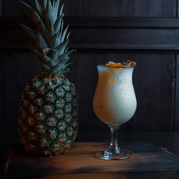 Cóctel Alcohólico Leche Con Jugo Con Cubitos Hielo Con Rebanadas —  Fotos de Stock