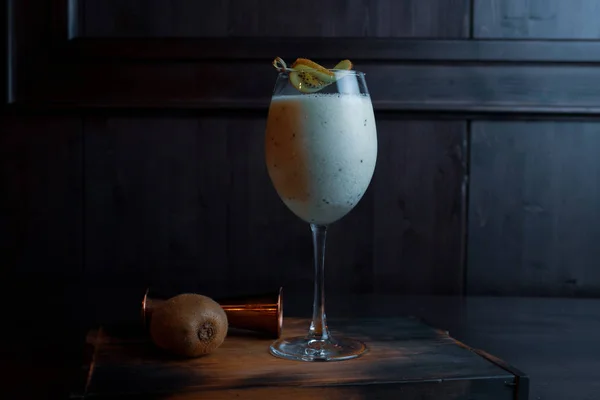 Der Alkoholische Cocktail Aus Milchprodukten Mit Pinot Colada Und Kokossirup — Stockfoto