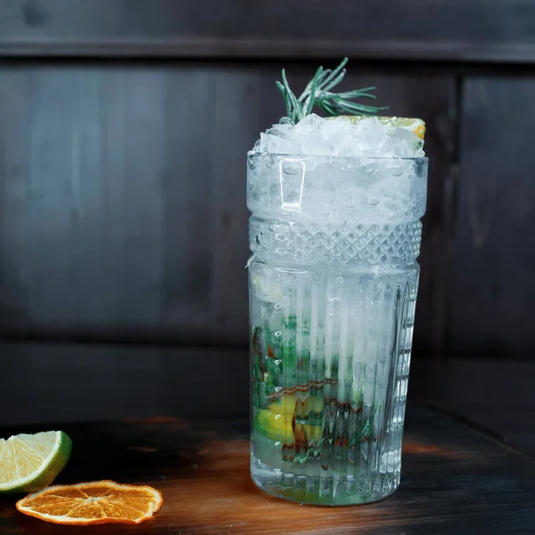 Lekkere Zoete Mojito Alcoholische Cocktail Met Tonic Wodka Met Stukjes — Stockfoto