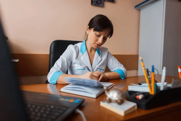 Femeie Doctor Uniformă Medicală Albă Stă Masă Lemn Birou Face — Fotografie, imagine de stoc