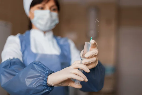 Medico Donna Con Una Maschera Protettiva Abiti Medici Blu Che — Foto Stock