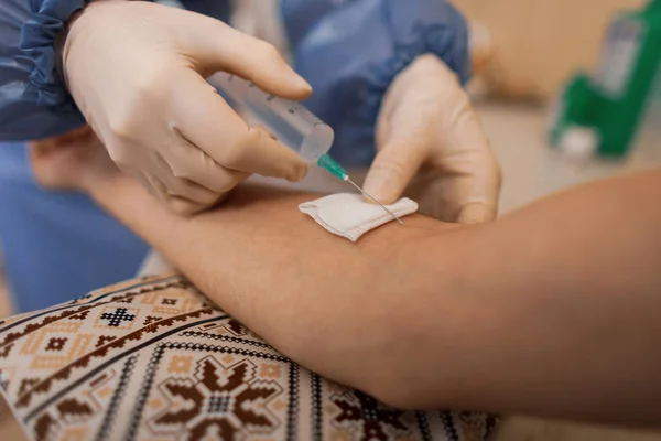 Médico Con Guantes Médicos Inyecta Una Vacuna Contra Gripe Vena —  Fotos de Stock
