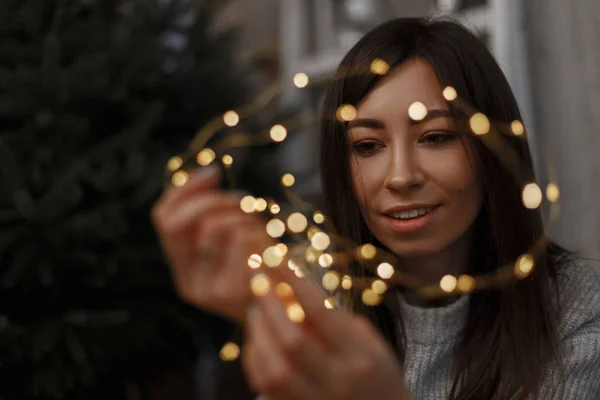 Joven Chica Hermosa Feliz Suéter Gris Moda Con Luces Navidad —  Fotos de Stock