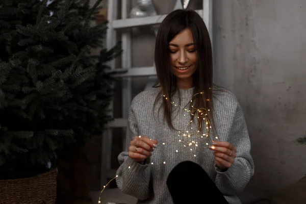 Hermosa Joven Está Sonriendo Sosteniendo Una Guirnalda Brillante Habitación Festiva — Foto de Stock