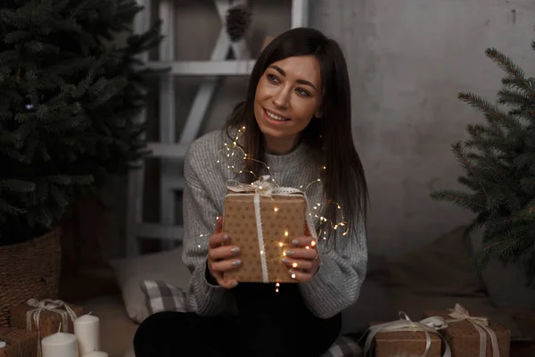 Feliz Joven Sonriente Con Maquillaje Natural Sostiene Una Caja Regalo —  Fotos de Stock