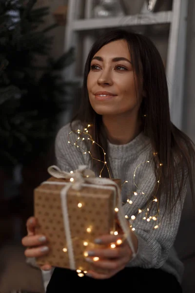 크리스마스 리본으로 상자를 스웨터에 매력적인 — 스톡 사진