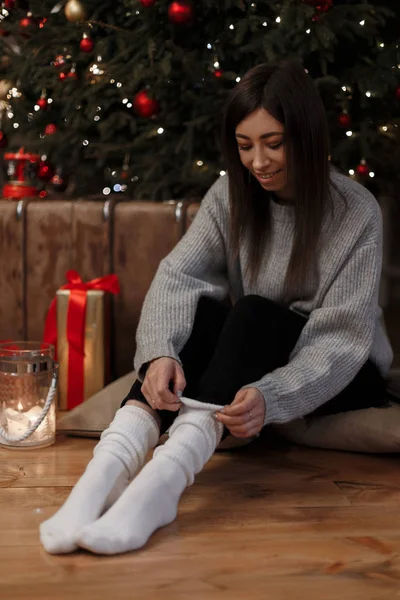 검은색 청바지에 빈티지 스웨터에 귀여운 아늑한 크리스마스 바닥에 앉아서 따뜻한 — 스톡 사진